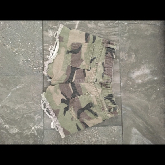 Urban girls denim camo shorts - Picture 2 of 3